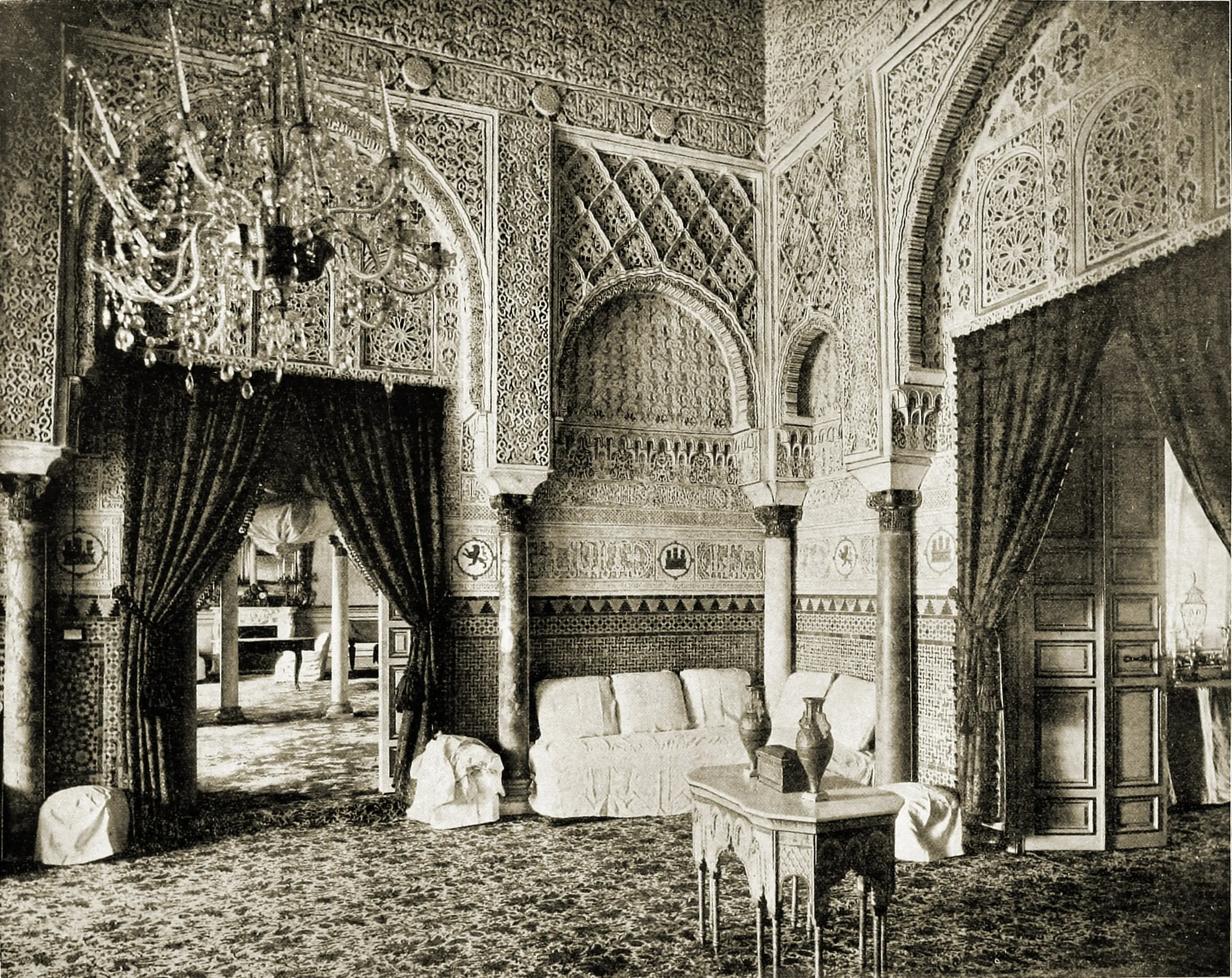 Vaulted Salon de los Baños (María de Padilla) with reflective water cisterns