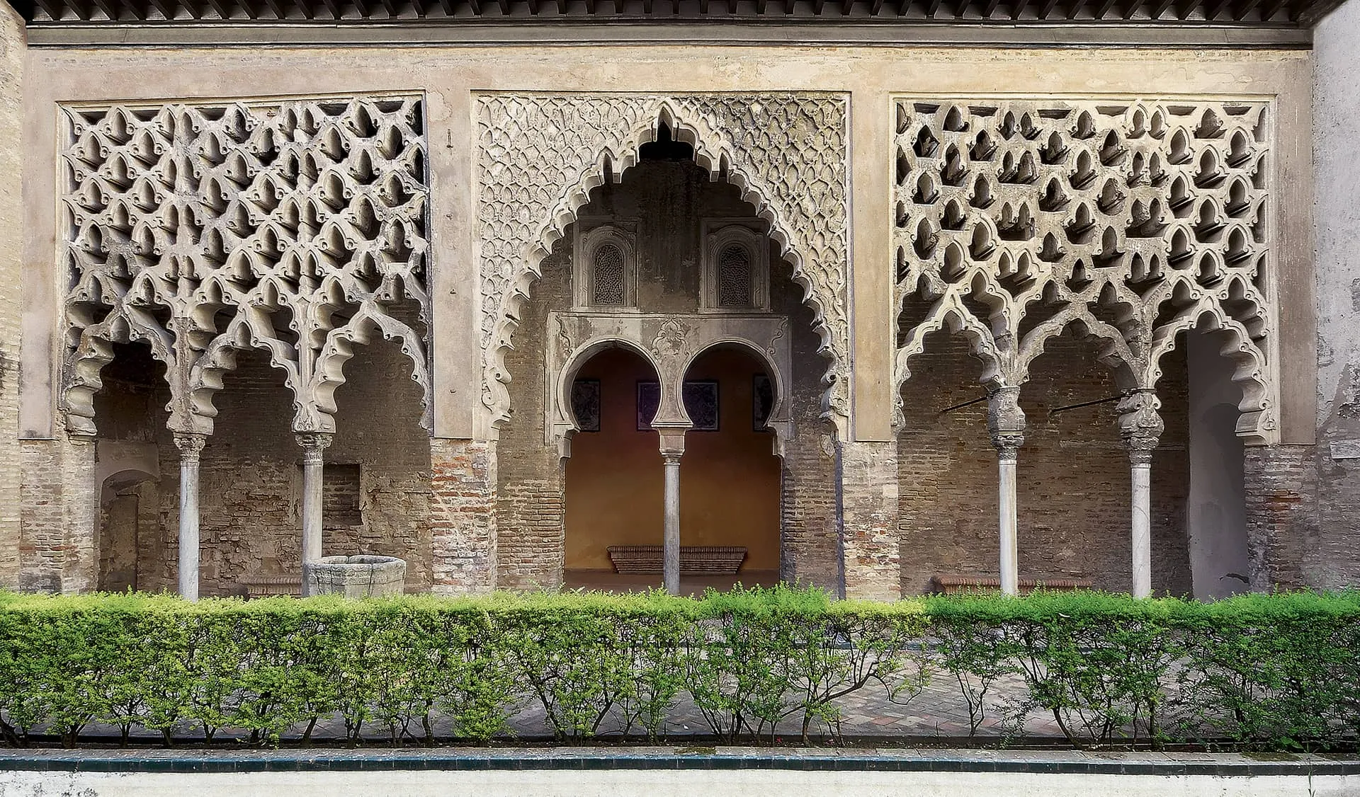 Screen vs Stone: Game of Thrones Filming at the Alcázar and Historical Context