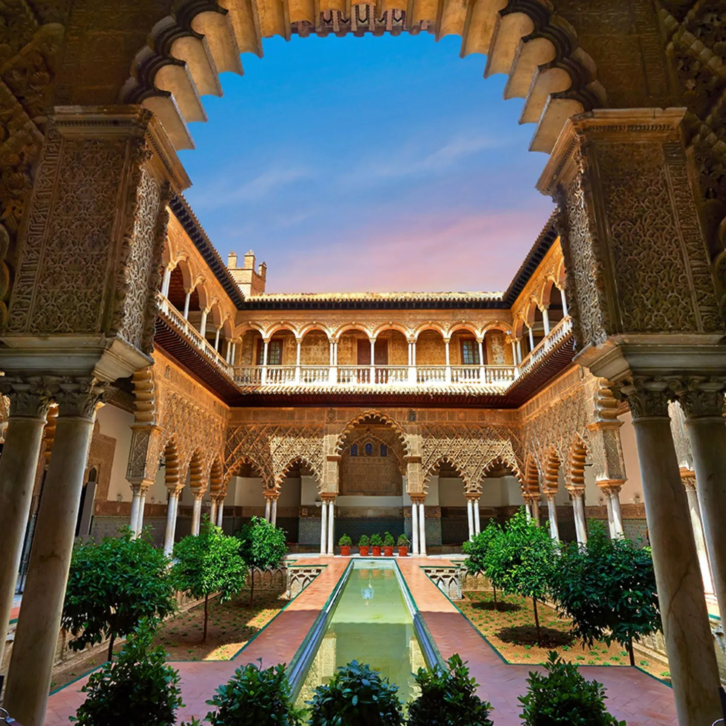Evenings at the Alcázar: Special Openings, Acoustic Mood, and Night Photography Ethics